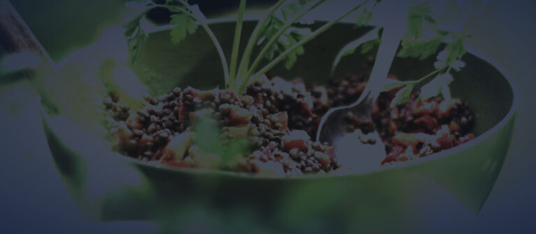 Đĩa salad đậu lăng, một nguồn protein thực vật quen thuộc của người tập gym