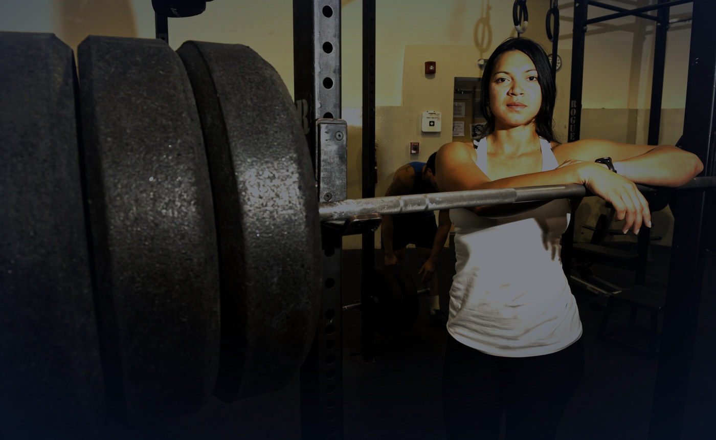 Giàn tạ trong phòng gym — mỗi set đẩy tới failure đều lấy đi một phần khả năng của buổi sau